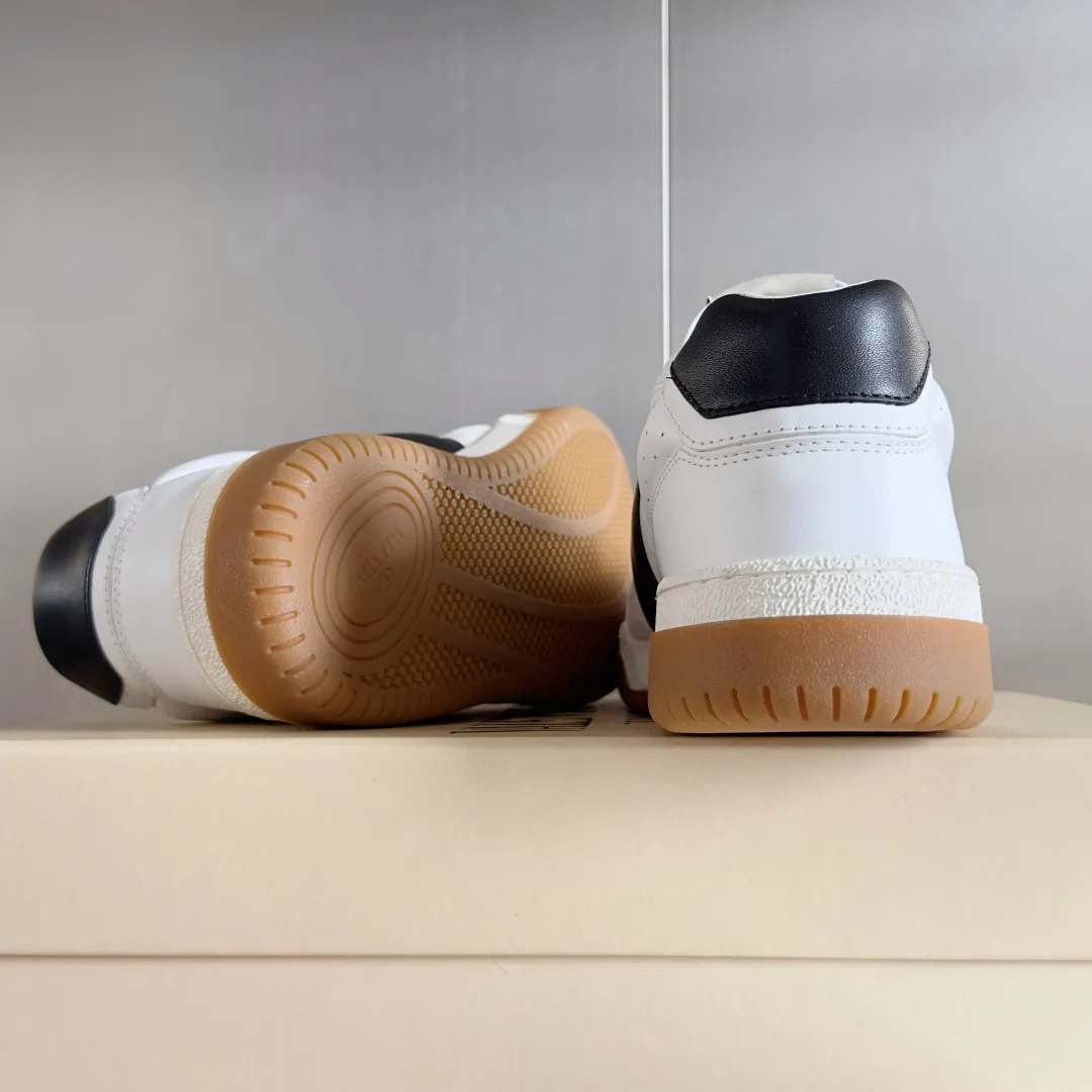 [Valentino] P: 800💰 Couple model, size: ▪️Size: Women's model 35-40 / Men's model 39-44 (45 customized) Valentino Valentino Couple model Joie de Jouer series Velcro Thick sole Bread shoes Couple model Casual sports shoes White shoes Original purchase and development Production Joie de Jouer series The style is simple but not out of style. The pure white base is paired with fresh green and soft beige, and the unique Velcro design highlights your personality. Every detail tells the fashion and quality. Wear it, take a confident step, and start the fashion journey. Exquisite packaging at the delivery counter🛍📦 ▪️Fabrics: Original custom imported first-layer cowhide ▪️Inner lining: Original custom-made soft sheepskin lining ▪️Outsole: Original open-molded anti-slip TPU material ▪️Sole thickness: 3.5CM